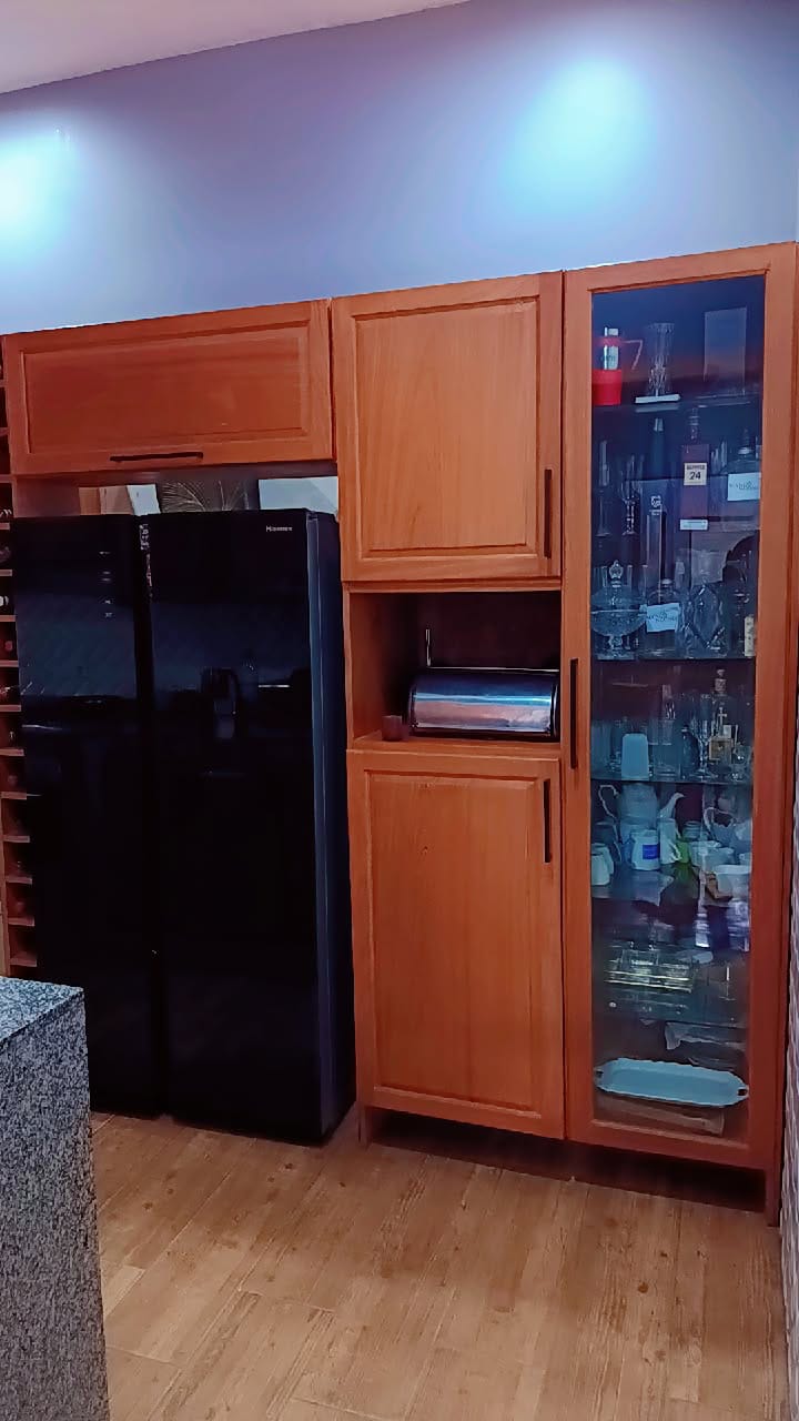 Cozinha com armário vitrine em madeira